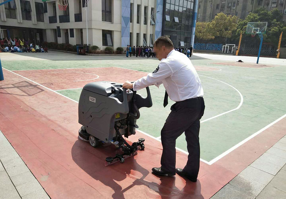 江西大型清潔設備多功能洗地機和電動<a href=http://nouyi.cn target=_blank class=infotextkey>掃地車生產(chǎn)廠</a>